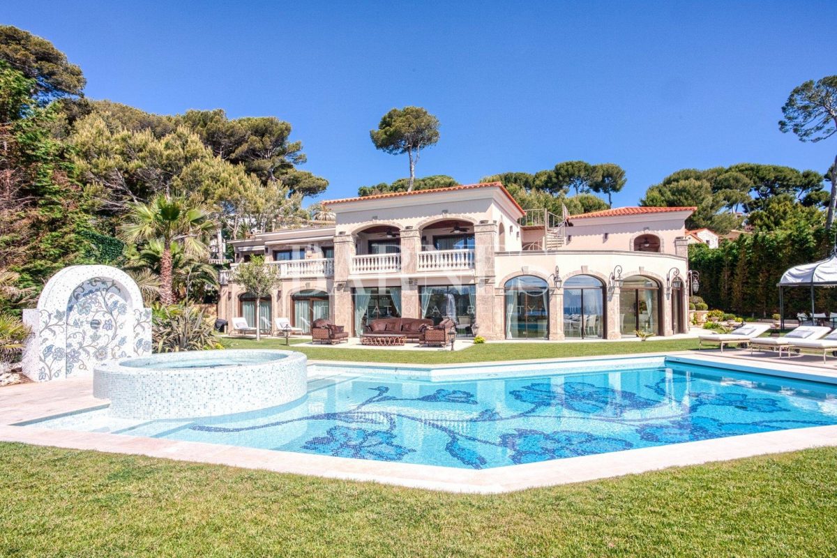 Cap D'antibes - 1 300 Sqm Property Facing The Sea - Private Beach<span>In Antibes