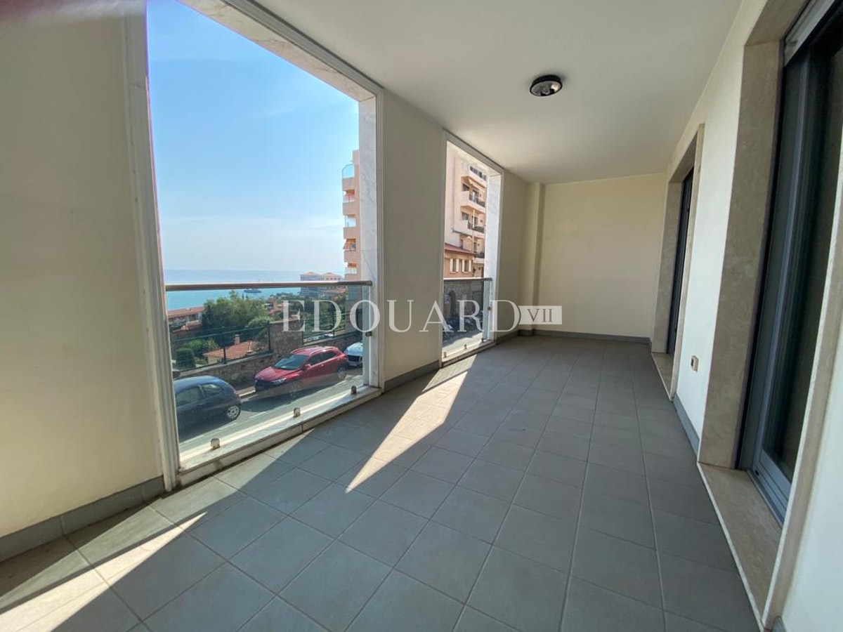 French Riviera Property | Two Bedroom Apartment In Good Condition With Large Covered Terrace, Lovely Sea View, Nice Garden And Double Parking Space<span>In Roquebrune-Cap-Martin
