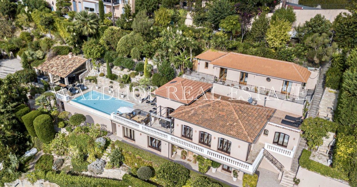 Une Élégante Villa Contemporaine Avec De Superbes Vues Panoramiques Sur La Méditerranée<span>À Eze