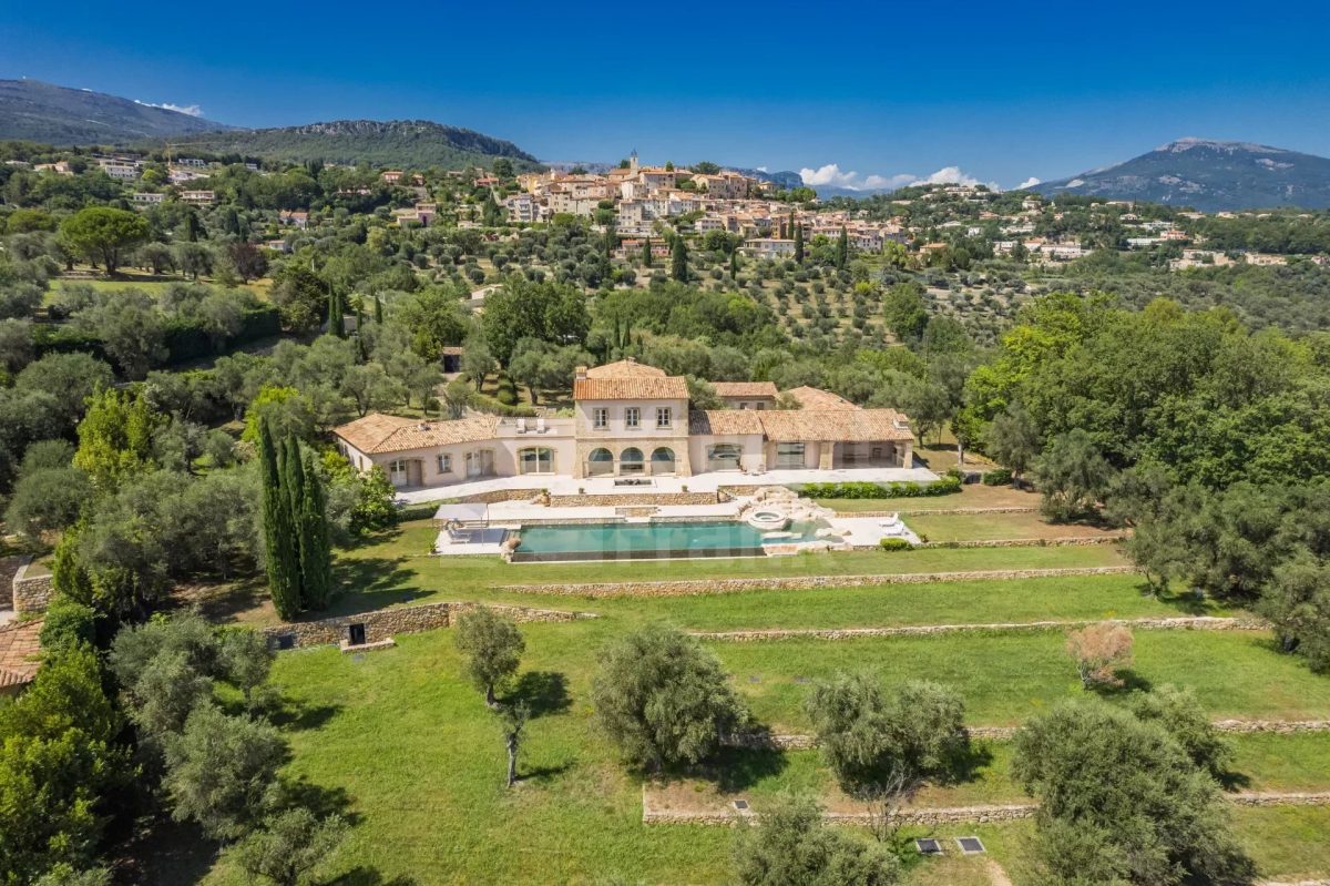 Châteauneuf De Grasse : Une Belle Villa Avec Piscine Et Vue Panoramique<span>À Châteauneuf-Grasse