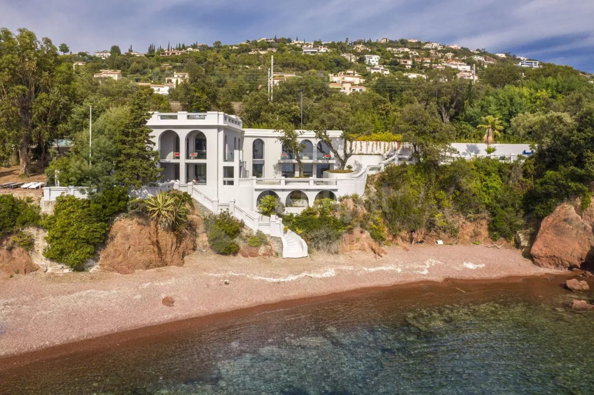 Saint-Raphael : Une Exceptionelle Villa Pied Dans L'eau Avec Piscine Et Accès Direct À La Mer<span>À Saint-Raphaël