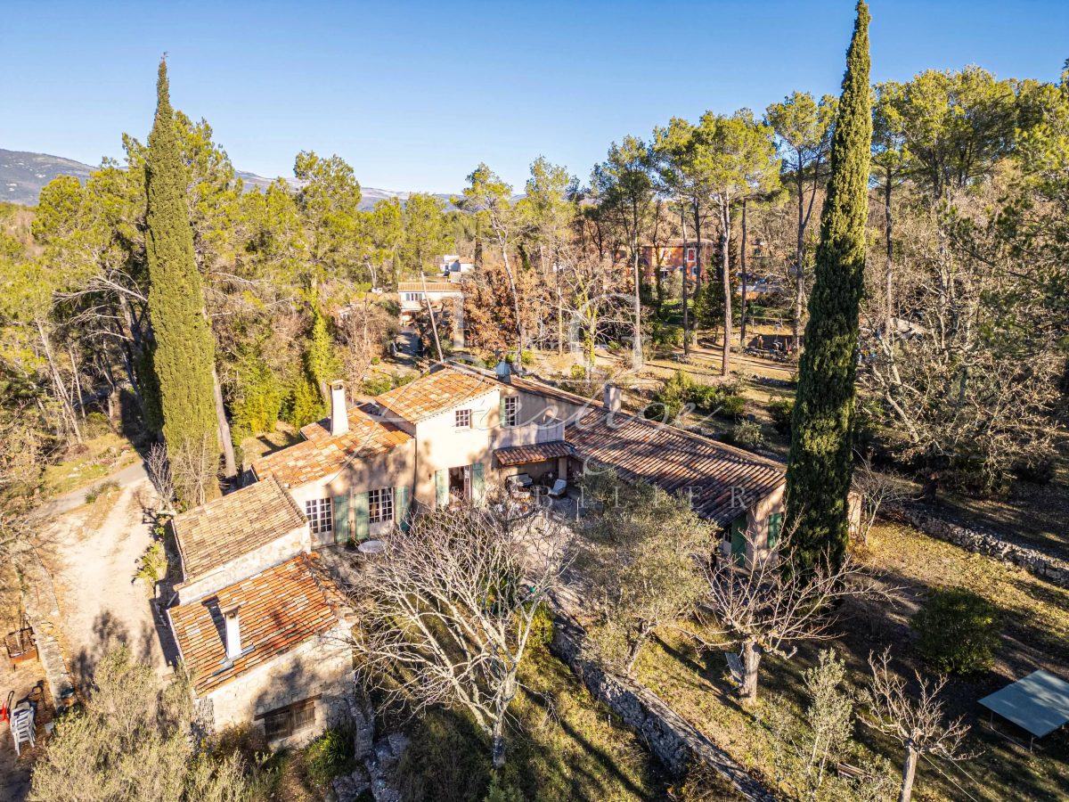 Grande Propriété Familiale Avec Dépendance En Pierre<span>À Saint-Paul-en-Forêt