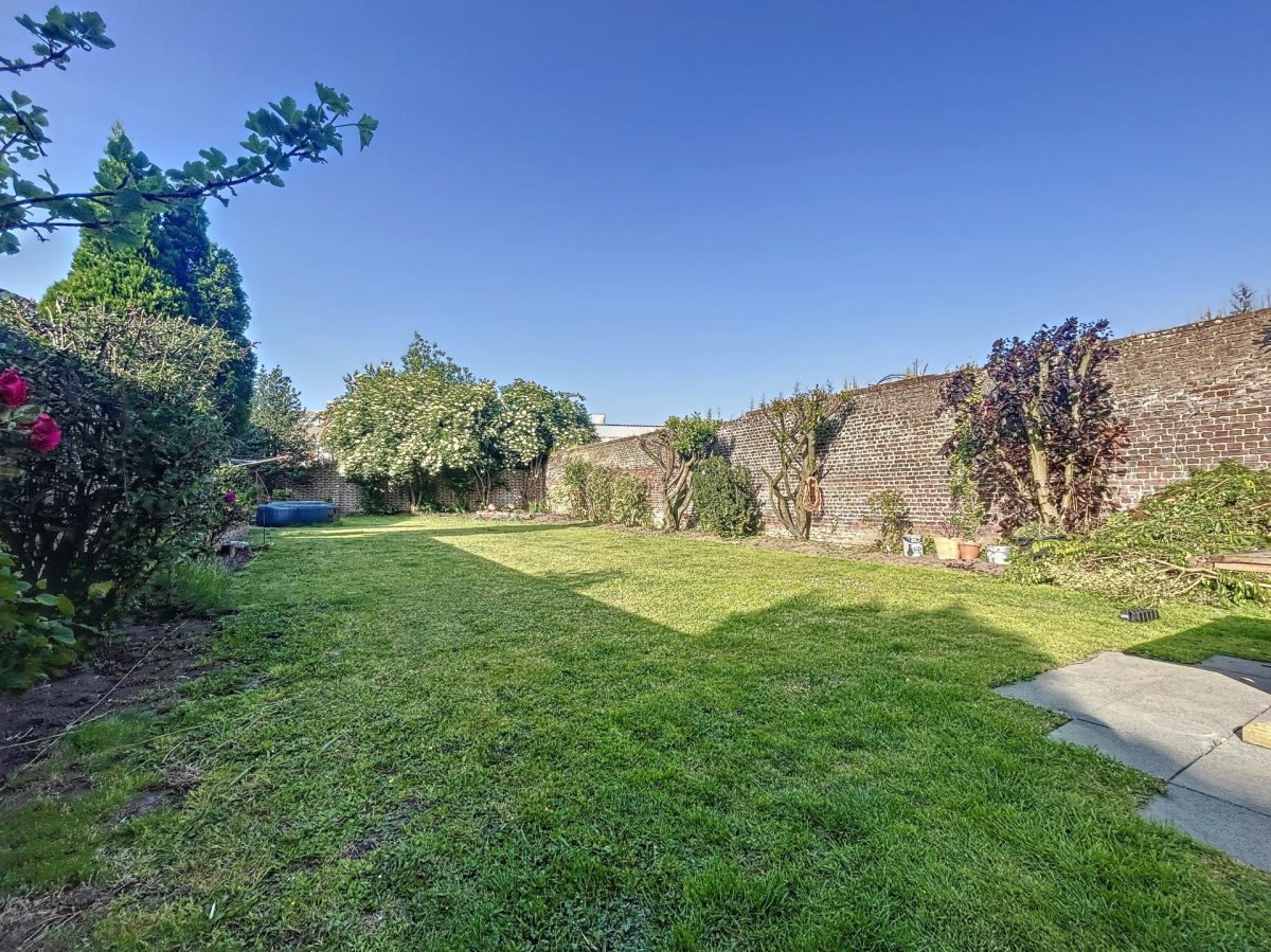 Impressionnante Maison De Maître Avec Porche De 250 M² Habitables<span>À LOMME