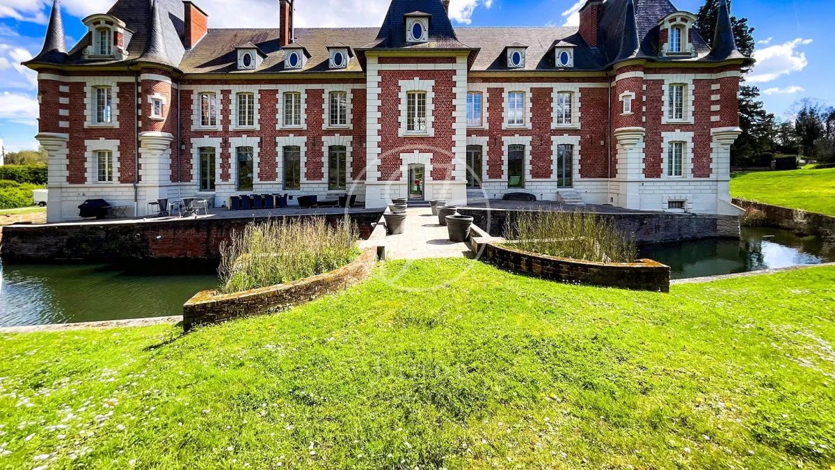 Eth - Château À Vendre - 16 Pièces - 1200M² - 4 Chambres - Piscine - Garage - Parking - Parc.<span>À Eth