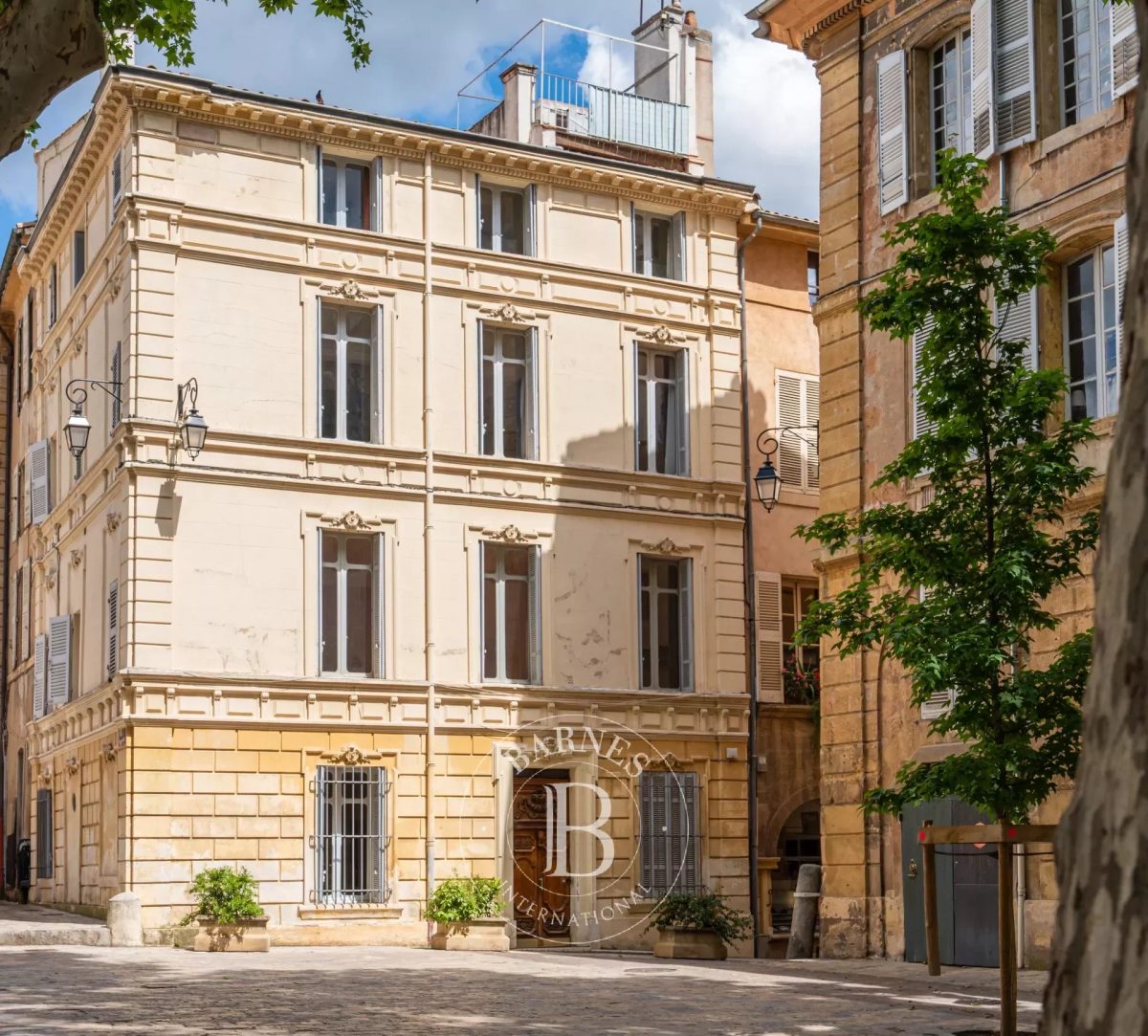 Aix-En-Provence - Centre Historique - Hotel Particulier De 400 M² - 5 Appartements - 10 Chambres - 4 Caves - 2 Terrasses - Vue Imprenable Sur La Cathedrale.<span>À AIX EN PROVENCE