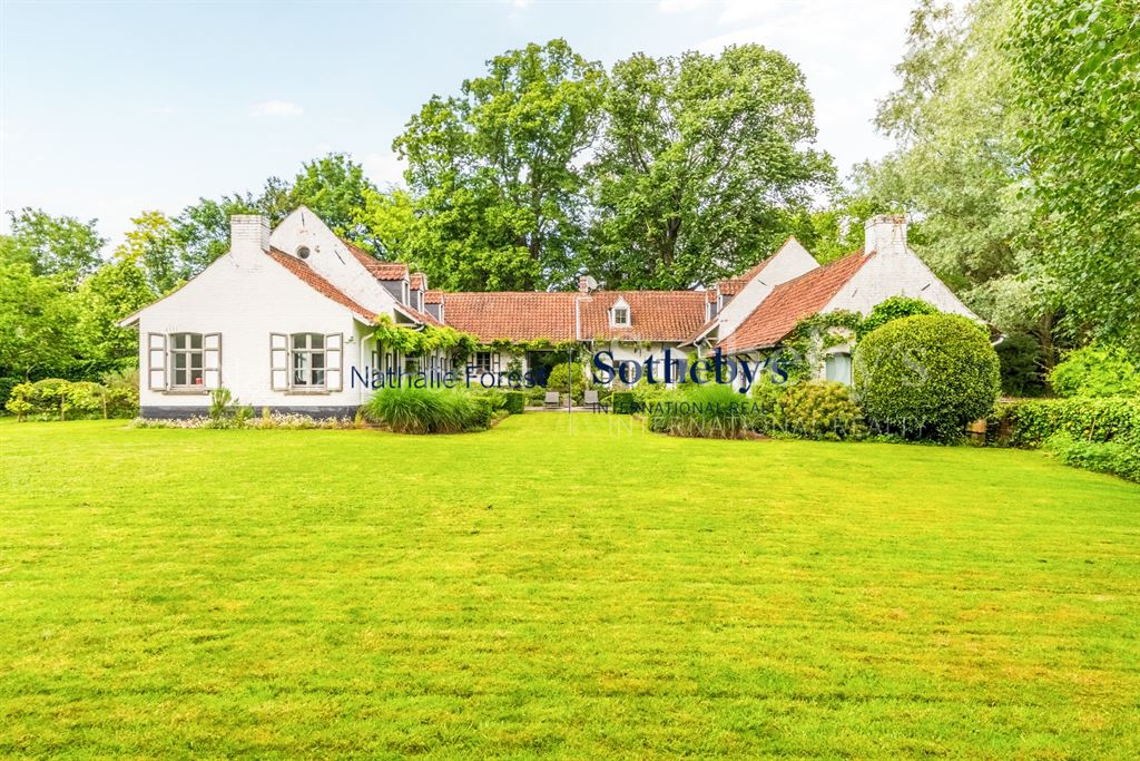 Exclusivite Croix, Magnifique Ferme Au Carré Avec Dépendances, Terrain Divisible Et Piscinable<span>À Croix