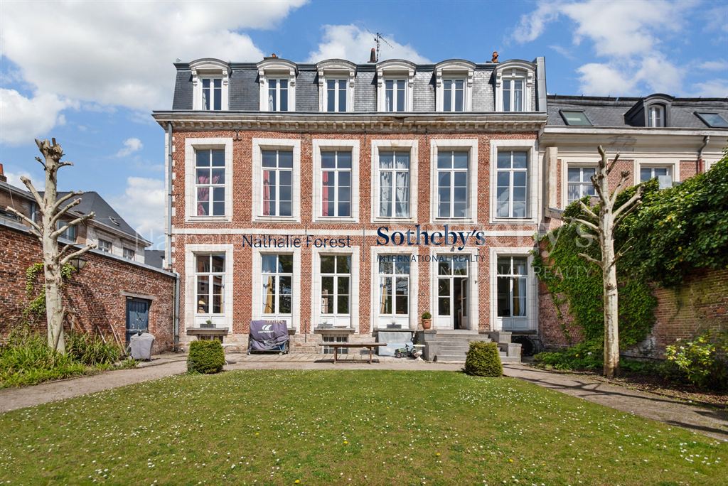 Vieux Lille  , Rare Hôtel Particulier Xviii Ème Siècle Érigée Sur 1196 M2 De Terrain .<span>À LILLE