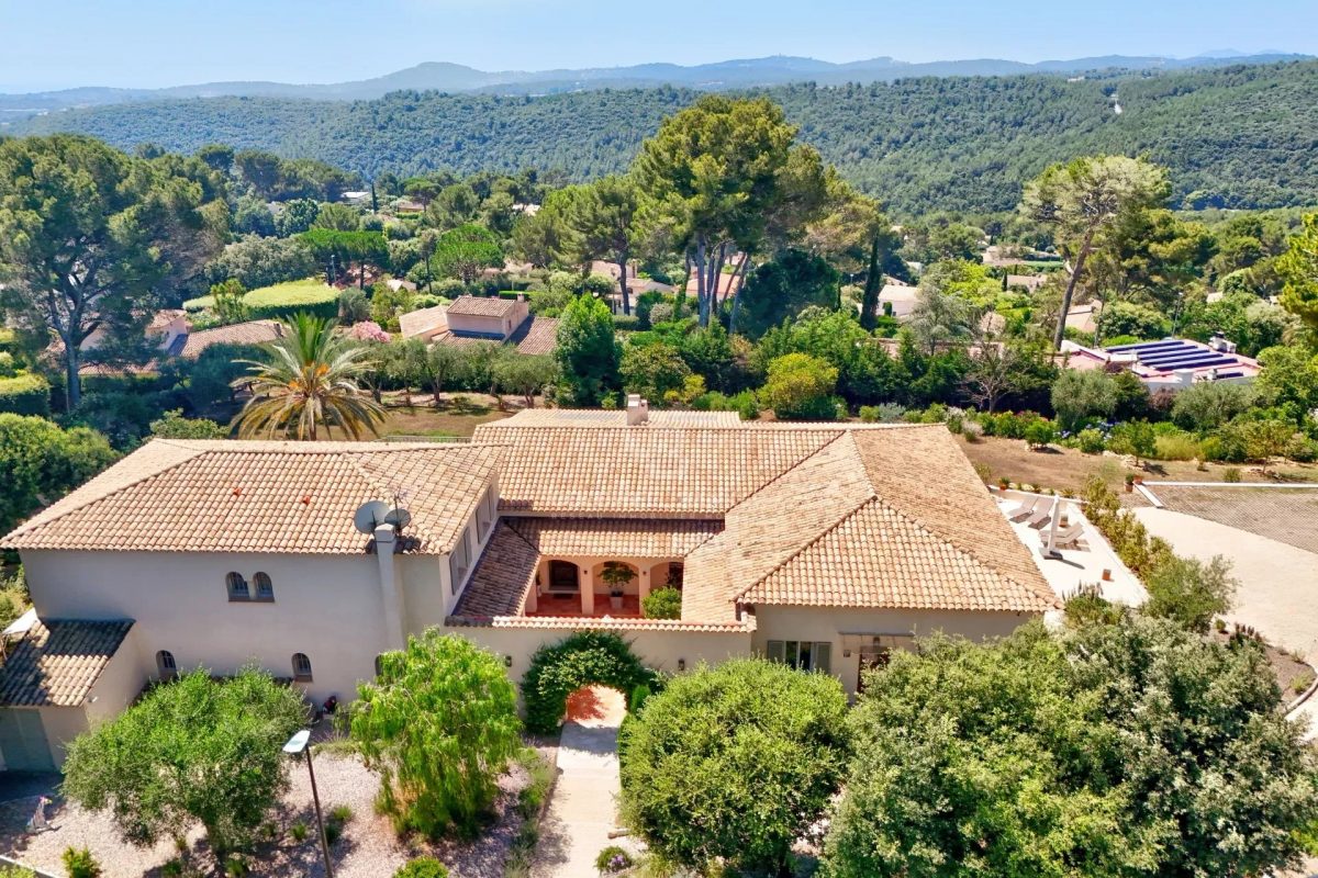 Belle Propriété Dans Un Domaine Résidentiel Avec Vue Dégagée Sur La Mer<span>À Valbonne