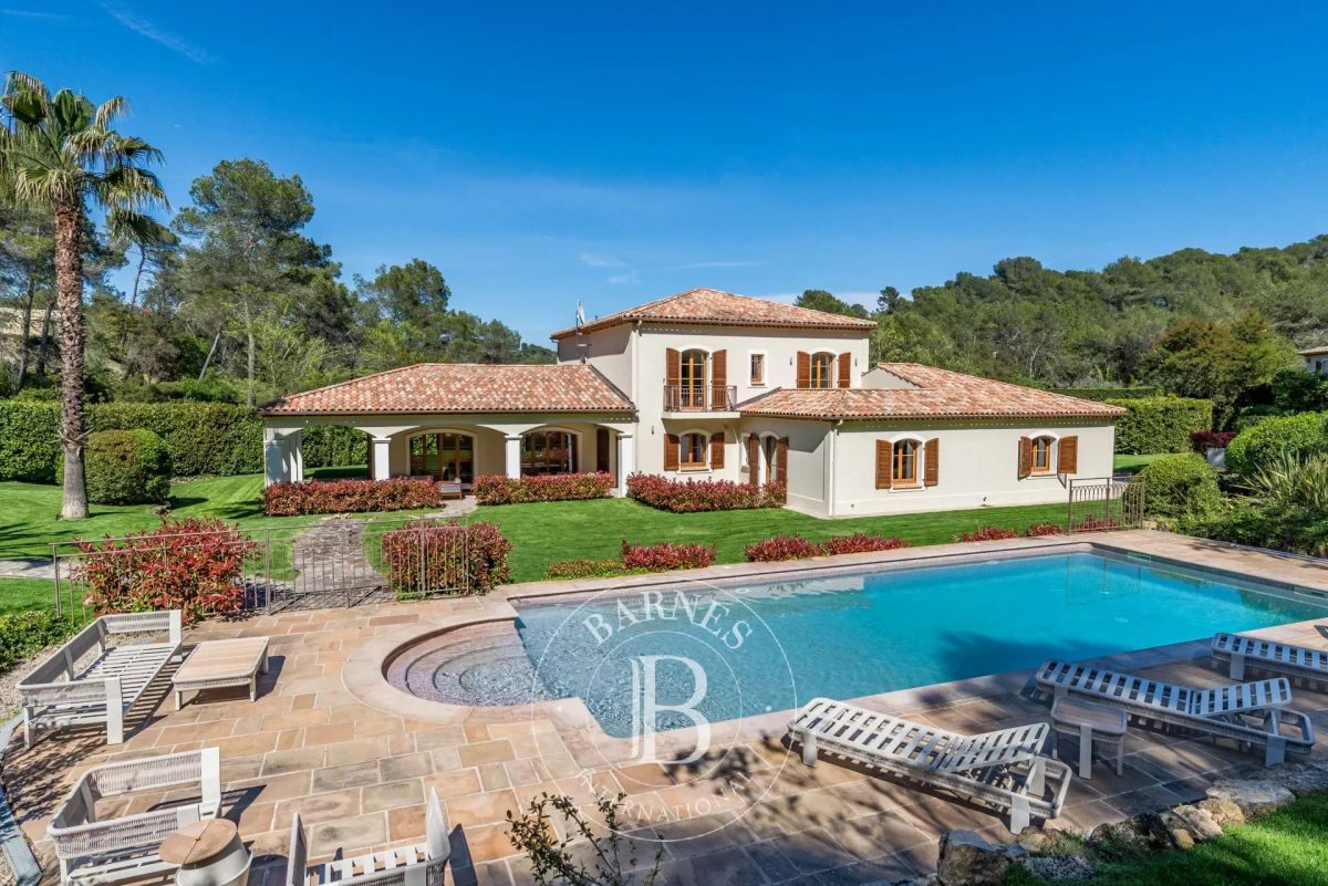 Mougins - Quartier Résidentiel Très Prisé - Superbe Villa Avec Tennis Et Piscine<span>À Mouans-Sartoux