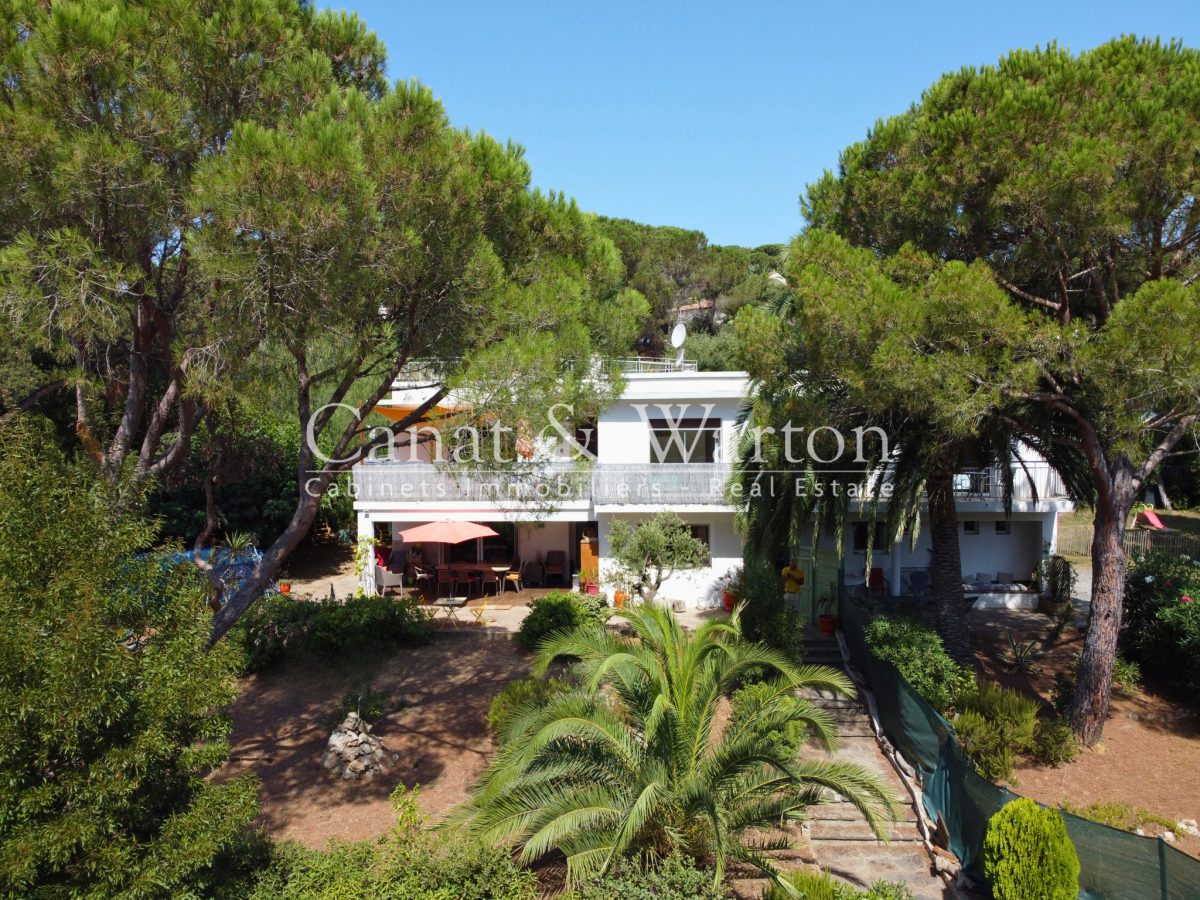 Proche Plage De Gigaro : Villa Contemporaine À Renover<span>À La Croix-Valmer