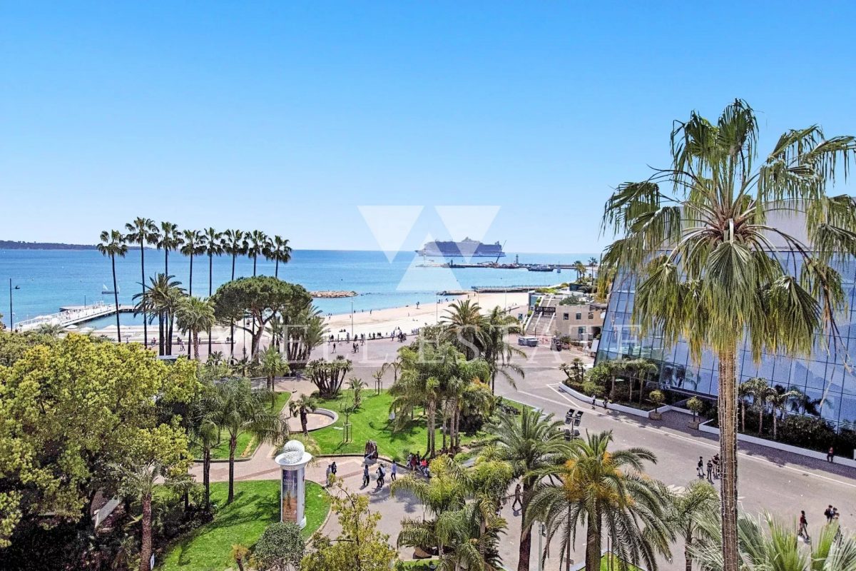 Croisette - Face Du Palais De Festival<span>À CANNES