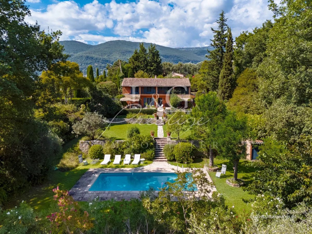 Ancienne Ferme De Roses À Grasse Comprenant 2 Logements<span>À Grasse