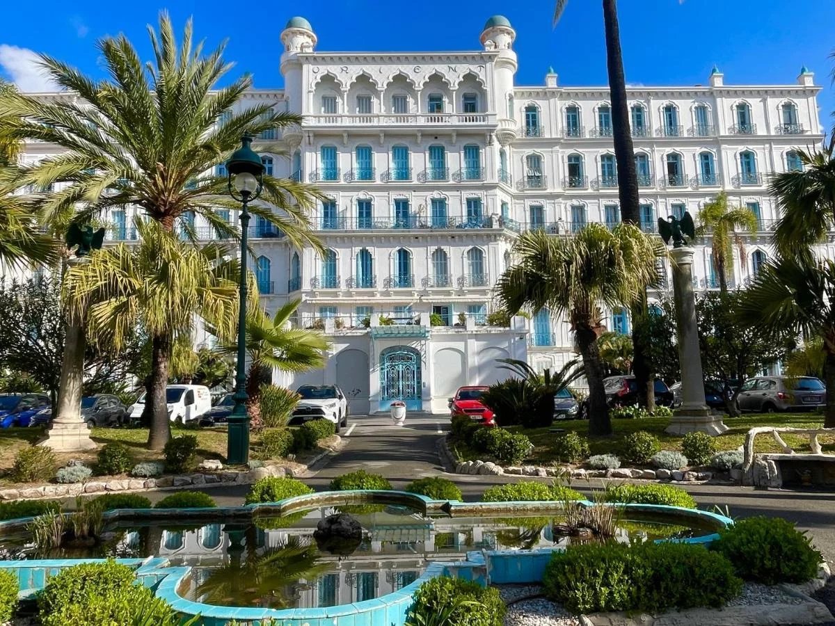 Appartement 2 Chambres De 130 M2 Avec Balcon, Vue Mer Au Dernier Étage Dans Un Palais Mythique - Menton Centre<span>À Menton