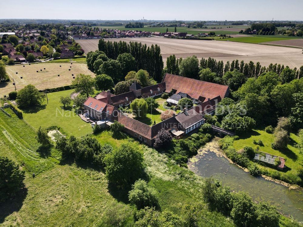 Unique Ferme Au Carré Datant Du Début Du Xviiième Siècle Sur 3,2 Hectares De Terrain.<span>À SAILLY LEZ LANNOY