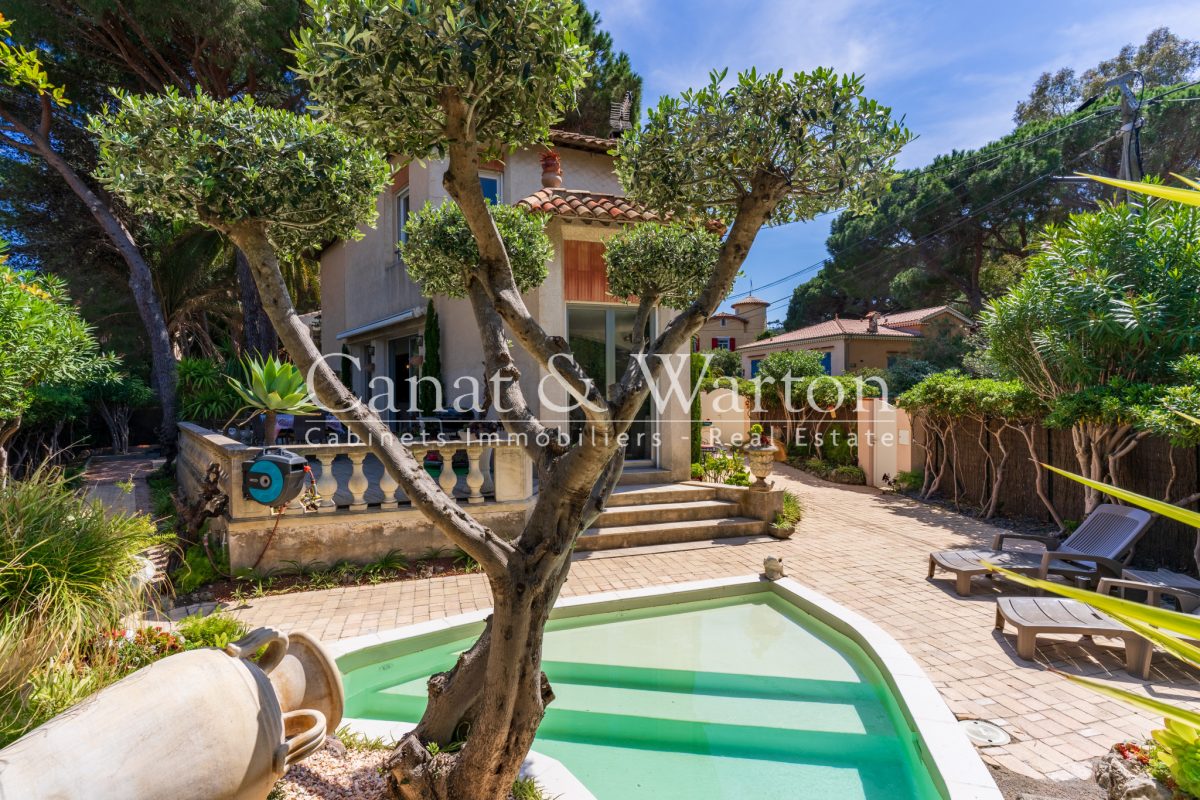 À Quelques Pas Du Centre De Cavalaire: Villa De Caractère Rénovée Avec Piscine<span>À Cavalaire-sur-Mer