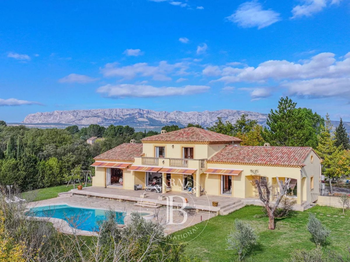 Aix En Provence - Sud Est - Maison T5 Environ 240M² -  Garage - Vue Degagee - Piscine - Sous Sol<span>À AIX EN PROVENCE