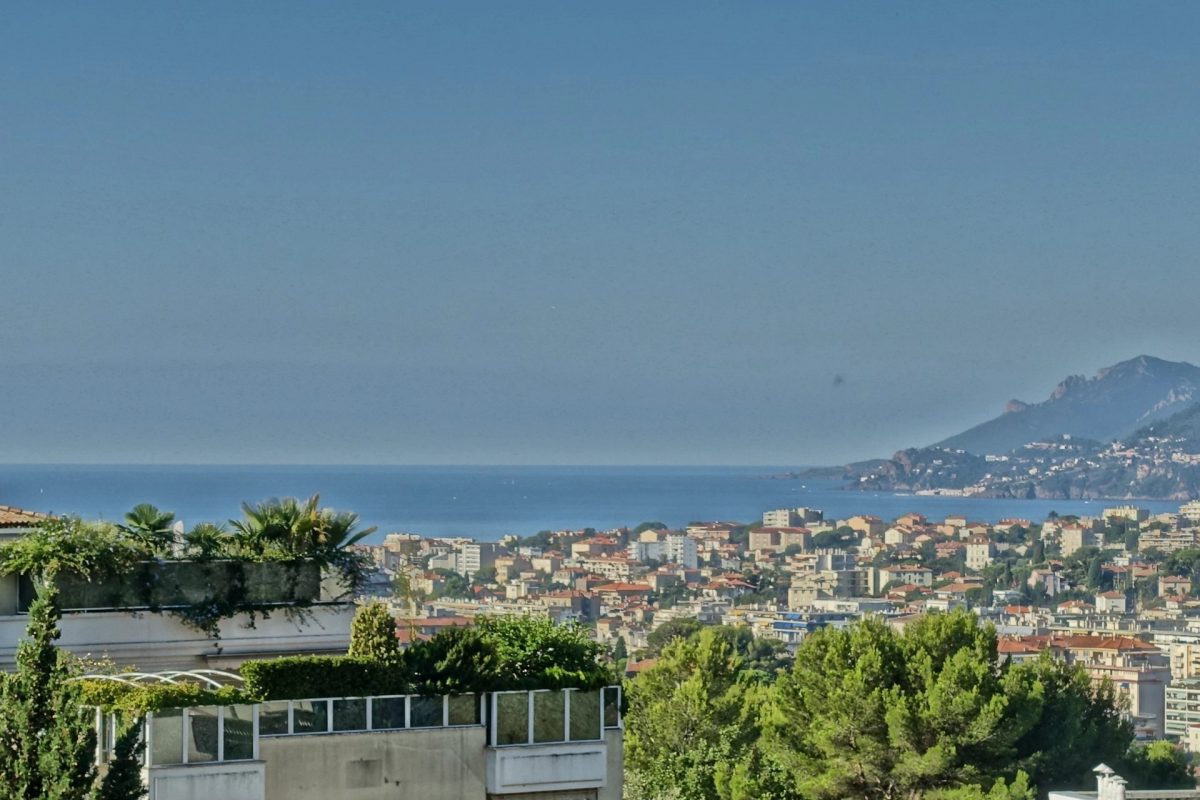 Le Cannet Mairie - Vue Panoramique Et Aperçu Mer<span>À Le Cannet