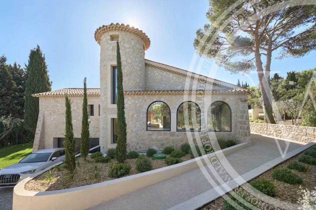 Magnifique Villa Rénovée De Style Néo-Provençal, Nichée Dans Un Cadre Verdoyant À Proximité Immédiate Du Village Historique De Mougins.<span>À Mougins